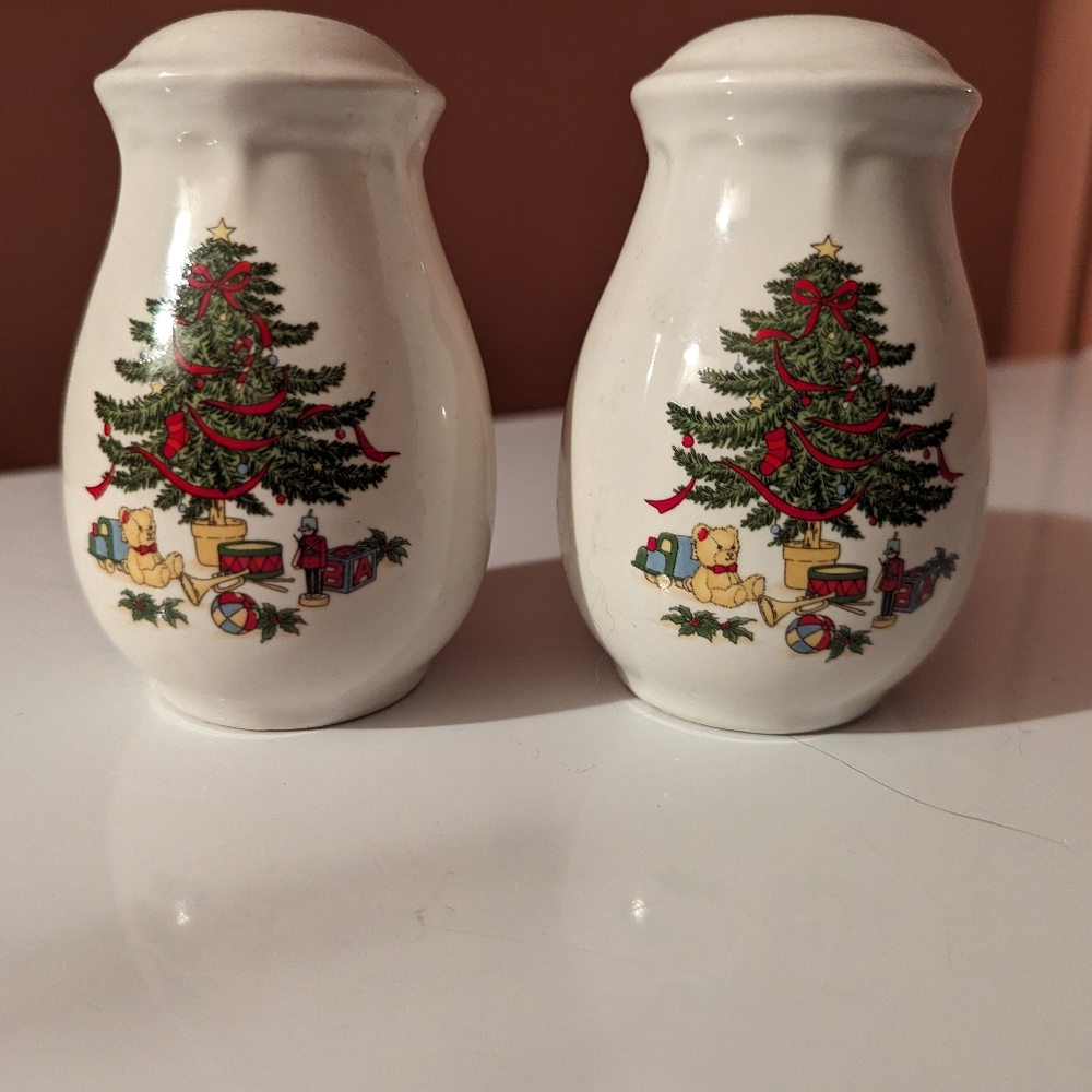Vintage Vitromaster Christmas salt and pepper shakers